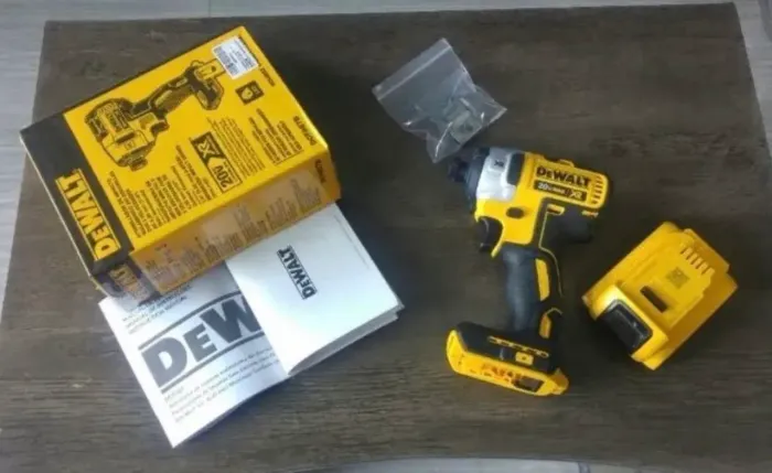 Parafusadeira de impacto DEWALT 20V + bateria de 2A.