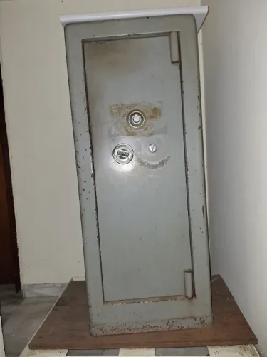 Cofre de aço antigo marca Marte