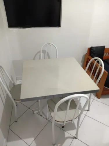 Vendo Mesa com 4 cadeiras