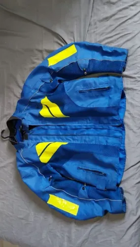 Jaqueta semi-nova para motoqueiro com proteção nas costas, ombros e cotovelos