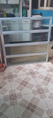 Vendo Basculhante- 1x1 com 4vidro aluminio semi novo. Zap *