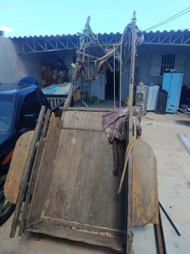 Vendo carroça Carroça moldurada e raiada