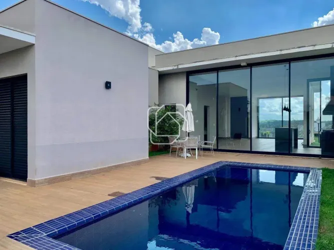Casa para locação no Condomínio Villas do Golfe em Itu, dispõe de 3 suítes.