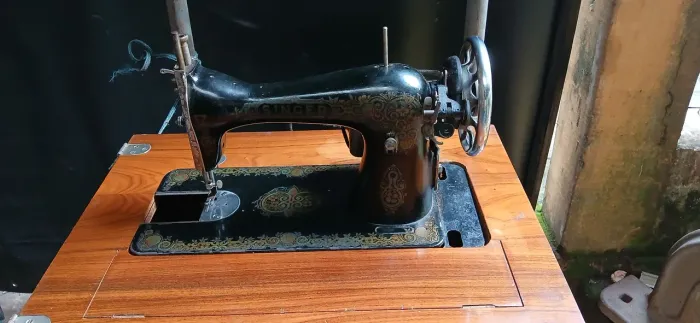 Maquina de costura singer com motor e gabinete 
