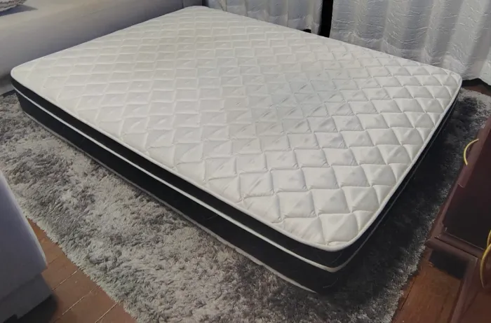 Cama e colchão de casal