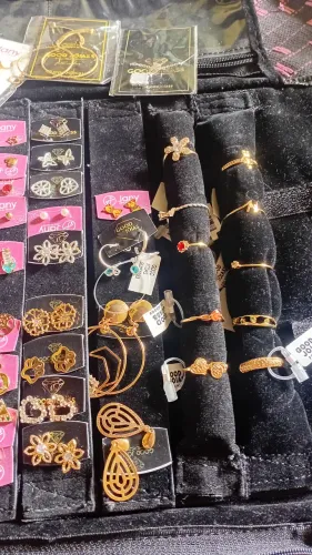 Vendo MOSTRUARIO DE SEMI JOIAS MENOR PREÇO 250reais,CONTENDO 47 PECAS
