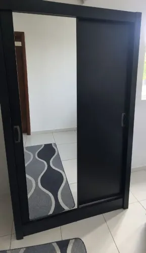 Guarda Roupa, 2 portas de correr com espelho.
