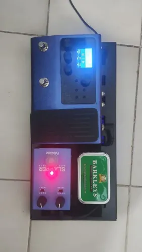 Pedalboard com pedais