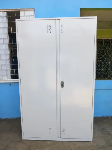 Armário de aço na cor cinza com chave