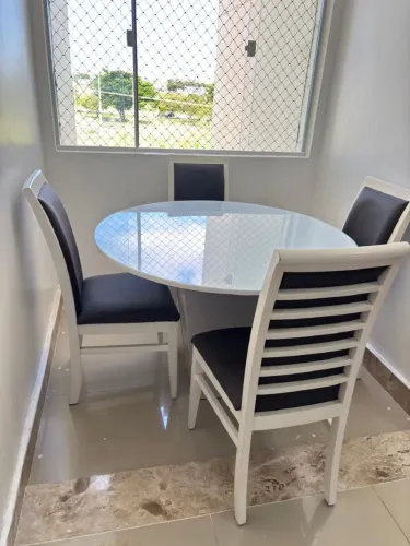Mesa com 4 cadeiras