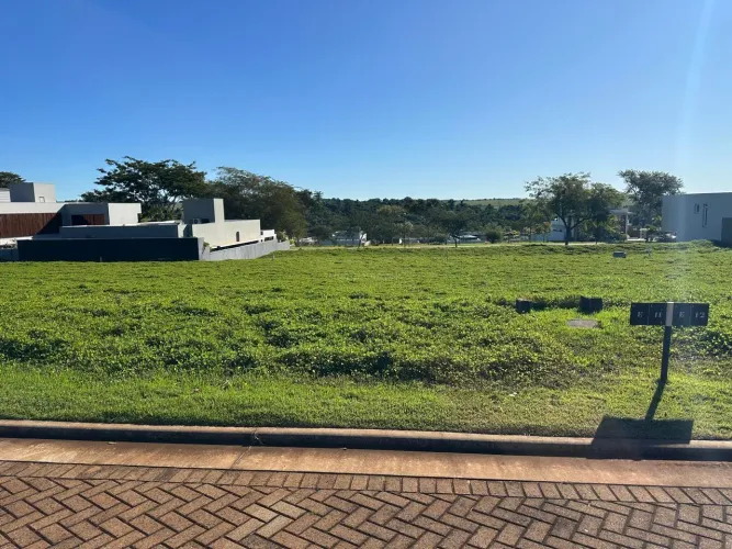 Terreno à venda com 525 m2 em localização privilegiada dentro do condomínio