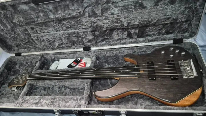 Tagima Milenium Top 5 - Fretless (sem trastes)