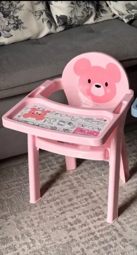 Cadeirinha infantil com bandeja de alimentação