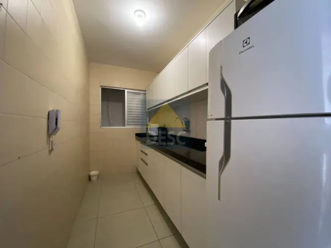 Apartamento mobiliado com 1 dormitório e sacada na Av. Brasil Balneário Camboriú