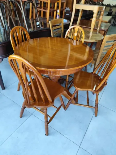 ? Mesa de jantar redonda em madeira maciça com 4 cadeiras estilo colonial ?