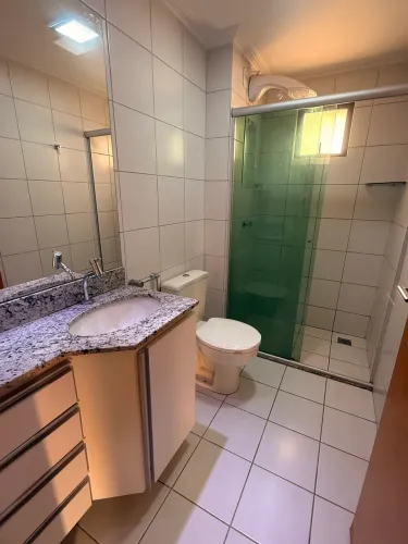 Conjunto completo para banheiro. Cuba, pedra e armário, vaso sanitário e box.