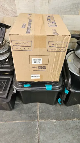 04 caixas de Potes redondos de 250ml com LACRE
