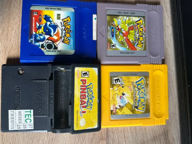 Cartuchos Pokémon Game Boy (Yellow e Pinball Originais + Blue e Gold Repro