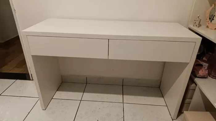 Vende-se Escrivaninha com 2 Gavetas