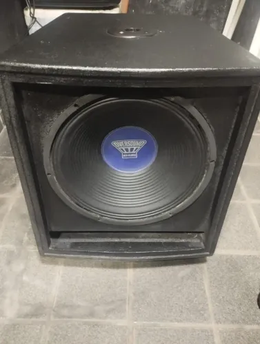 vendo caixa sub passiva fone de 15 polegadas 550 wallt caixa semi nova