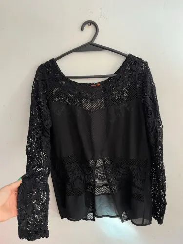 Blusa Preta de Renda
