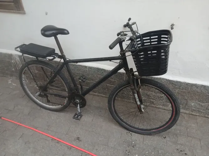 Bicicleta de marcha com amotecedor dianteiro e banco de garupa e aro número 26 x 1.1/2x2