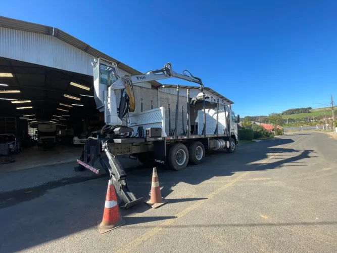 caminhão com grua Revisados munck florestal TMO 2013 - Volvo FH12 420 6x4 ano 2000