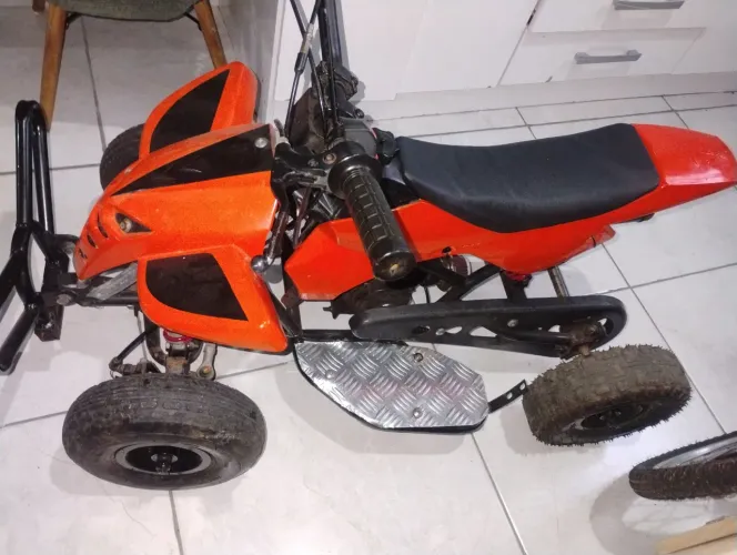 Vendo mini quadriciclo 49cc motor 2 tempos partida manual tá em bom estado 