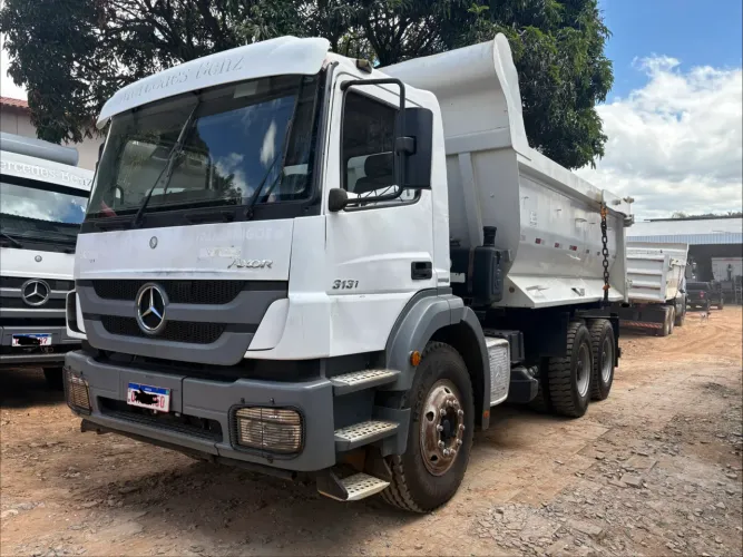 MB Axor 3131 2014 traçado 6x4 caçamba meia cana ar condicionado