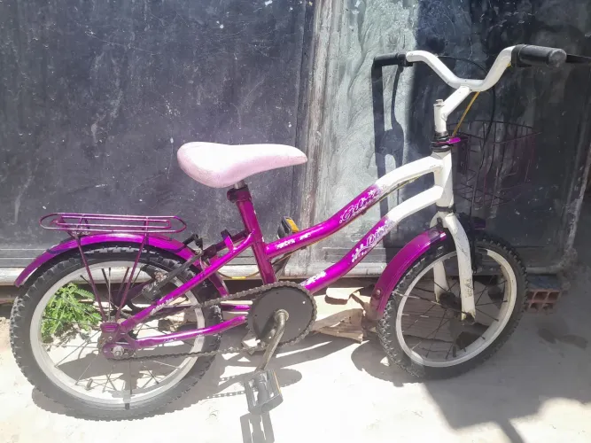 Bicicleta bem conservada infantil