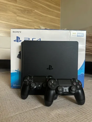PS4 Slim - 500gb - bem novo e conservado