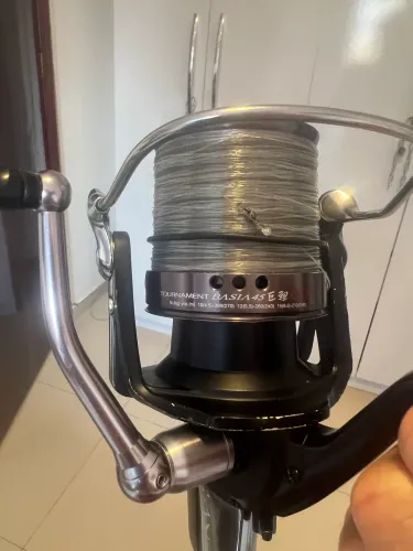 Molinete Daiwa BASIA QDX com uma bobina sobressalente.