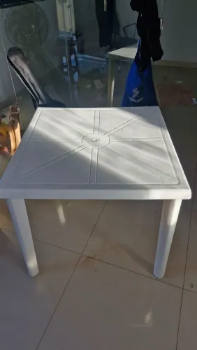 Mesa de plástico branca desmontável