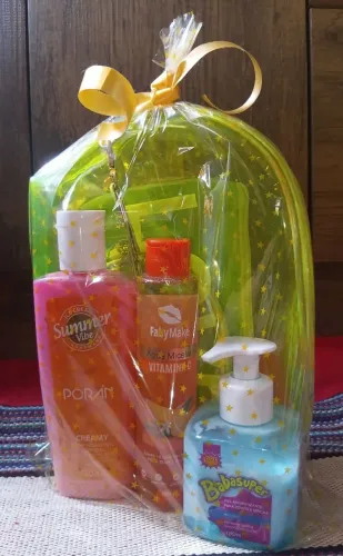 Kit com necesser transparente love, água micelar, creme hidratante e Gel aromatizante.