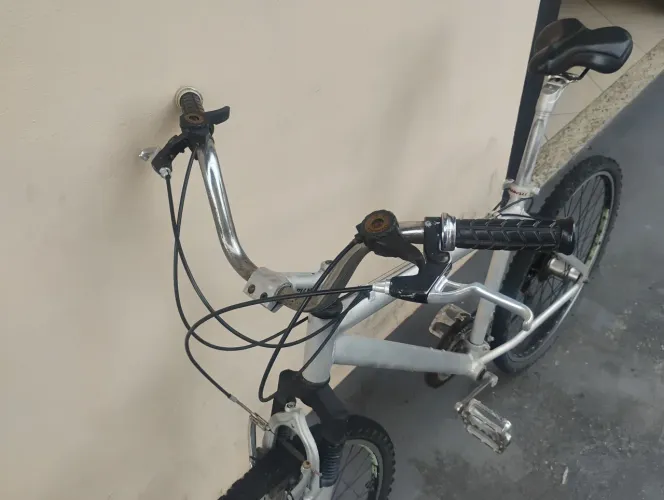 Bicicleta aro 26 de marcha e alumínio 