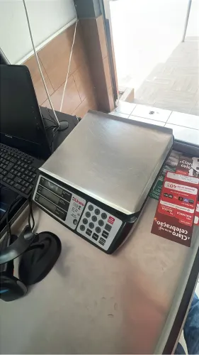 Mesa, balança e impressora