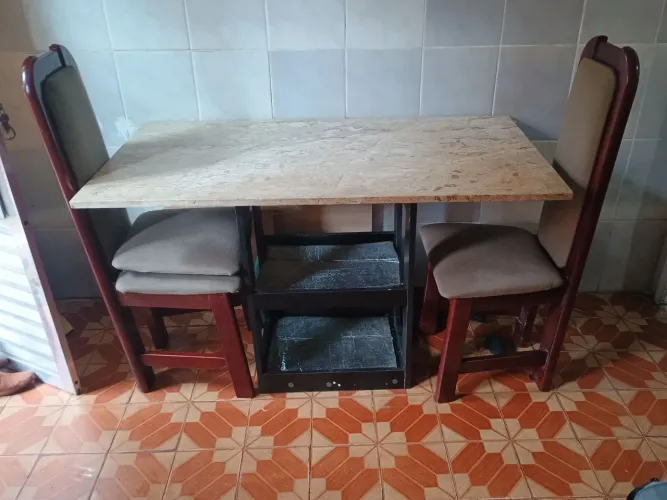 Tampo de granito com base e 2 cadeiras