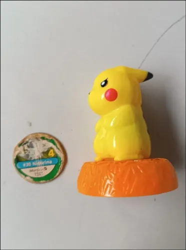 Colecionável Pokémon - Pikachu - McDonald's 2008 Japão - Item Importado + Tazo de Papelão 