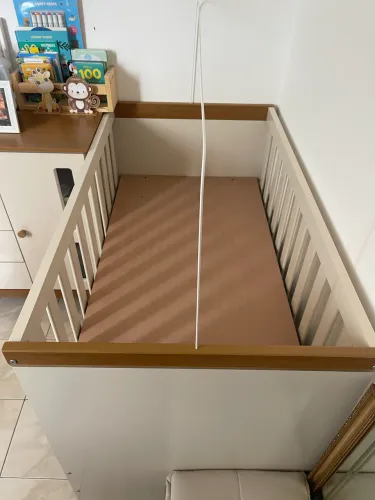 Berço que vira cama com gavetão cor off white/caramelo Móveis Canaa como NOVO