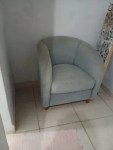 Poltrona, tábua de passar e criado R$ 150