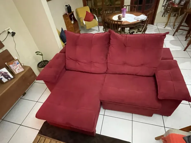 Sofá Retrátil e Reclinável Bordô em Suede - Excelente Estado (1 ano)
