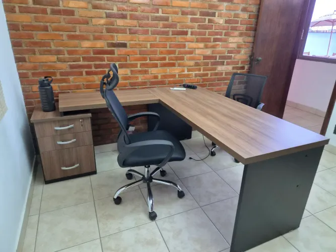 MESA DE ESCRITORIO COM GAVETA E CADEIRA. EXCELENTE ESTADO.