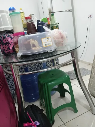 Vende se uma mesa de vidro, uma sofá, um guarda roupa, uma poltrona, uma cama box