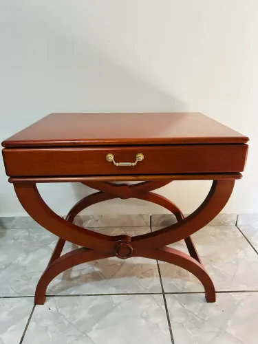 Mesa Lateral / Mesa de Centro Clássica em Madeira com Gaveta - Excelente Estado
