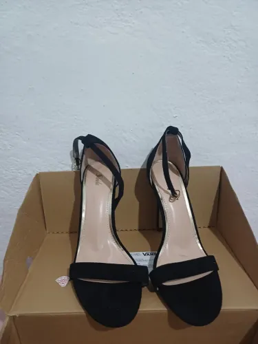 Salto alto preto shein