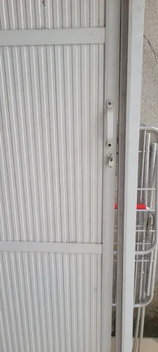 Portão de alumínio da linha supreme medindo 2,13 por 2,25 branco de correr garagem comple