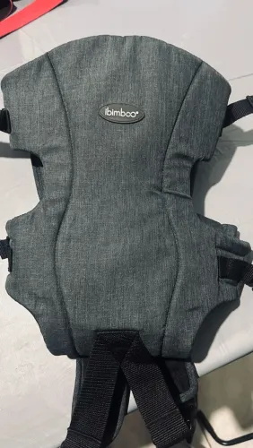 Canguru / Carregador de bebê da marca iBimbo - modelo ergonômico de tecido cinza.