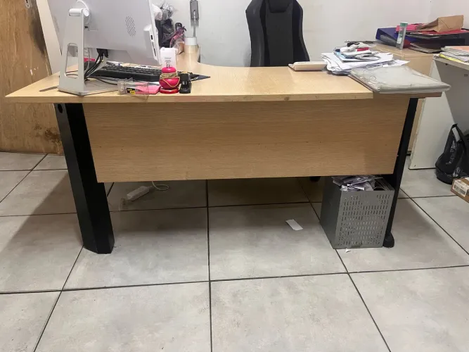 Mesa L de escritório de madeira
