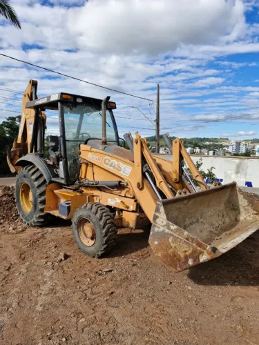Retro Escavadeira Case 580N ano 2014 com 9000 horas tração 4x4