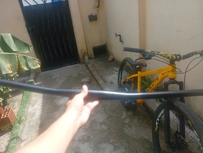 Vendo mesinha absolute, mais banco novinho, é guilda absolute